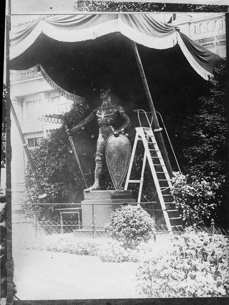 Statue de fer de Saint-Michel, récemment érigée, réalisée d'après les dessins de l'empereur