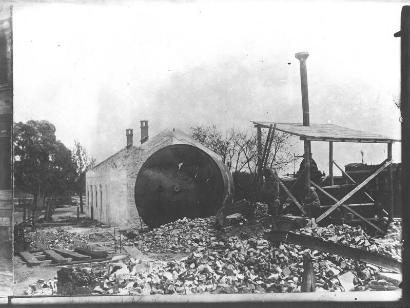 Réservoir d'eau et fabrique détruite par les Allemands en Galicie
