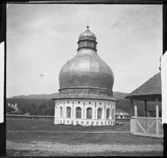 Vue d'une église roumaine dans le monastère de Neamtzu