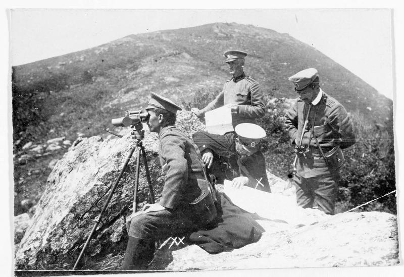 Troupes allemandes et bulgares en Dobrudscha. Poste d'observation dans la montagne, avec le suivi des opérations sur une carte. Le général Jekow, commandant en chef des armées bulgares (x)