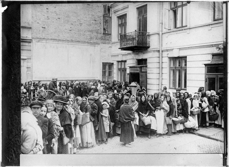 Distribution de pains aux indigents dans une ville de Pologne