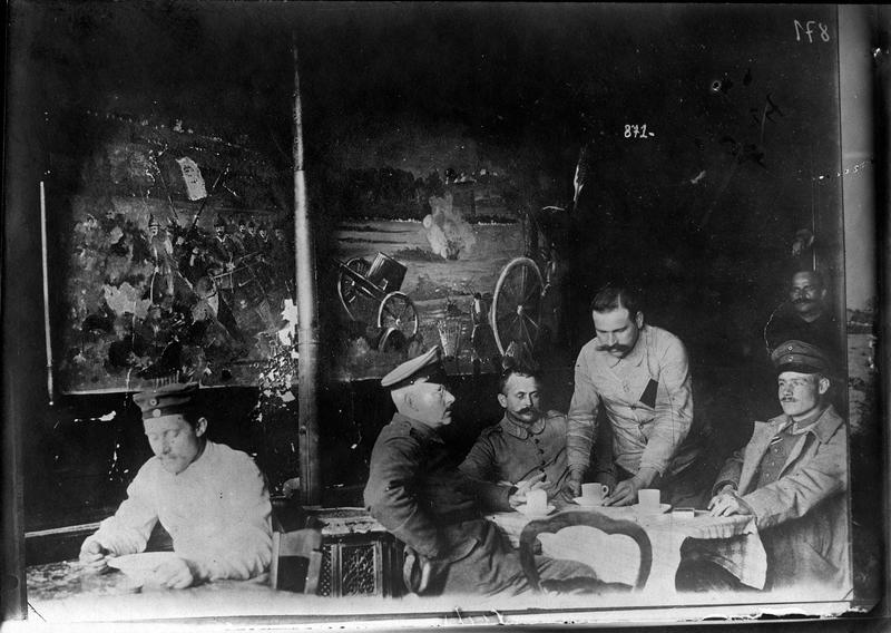 Auberge allemande dans une ville occupée du nord de la France. Au mur, un soldat allemand a peint une scène de la bataille de Champagne