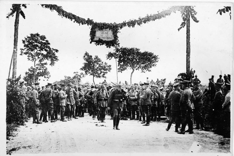 Compétition sportive sur le front Ouest. Les troupes sur la ligne d'arrivée après une marche d'entraînement