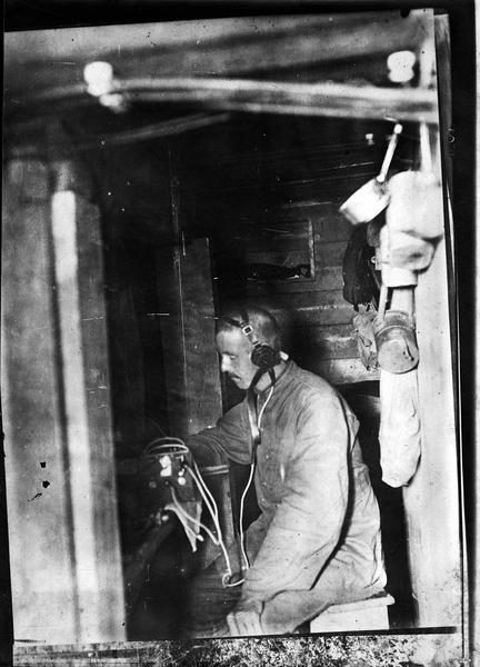 Téléphone dans un abri de tranchée