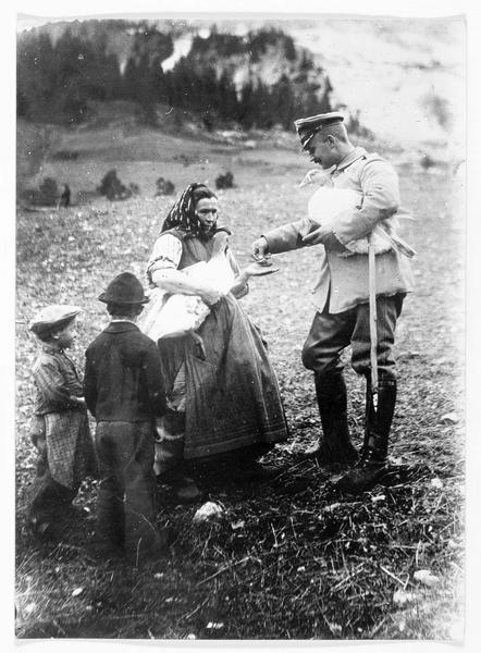 Dans les Vosges. Officier allemand achetant une oie à une paysanne