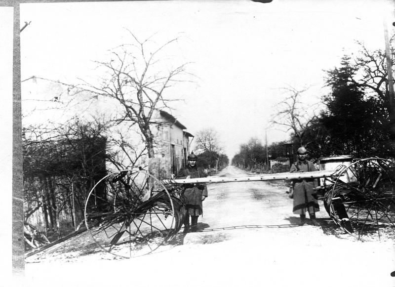 Front du nord de la France. Route barricadée menant aux premières lignes.