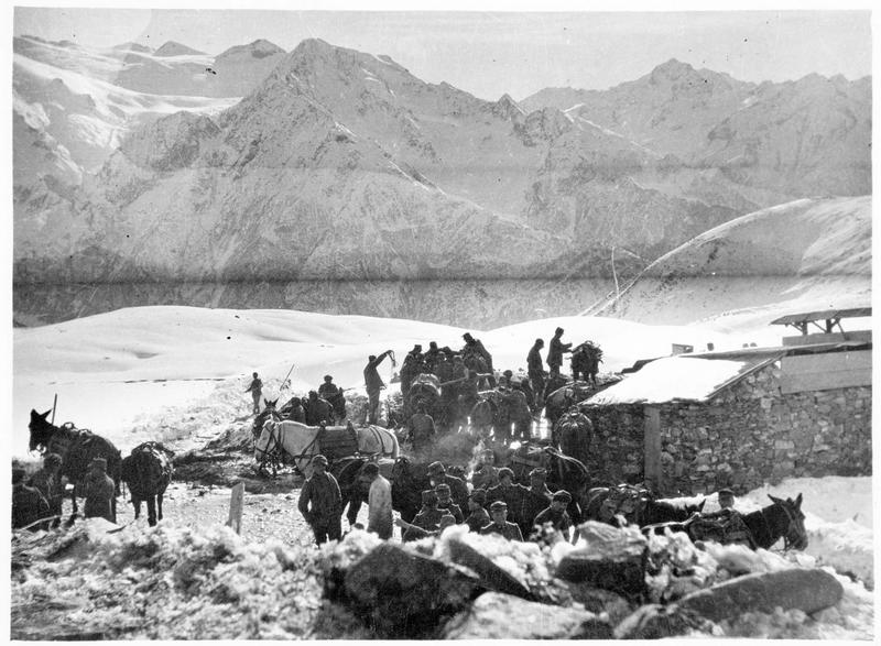Arrivée d'une colonne de ravitaillement. Arrivo di una colonna di rifornimento