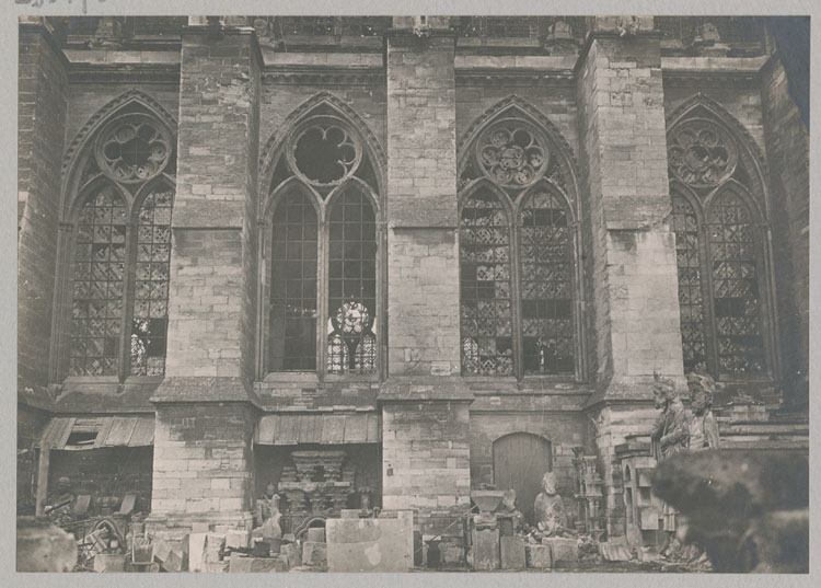 Façade sud détériorée par les bombardements ; Chantier, dépôt lapidaire