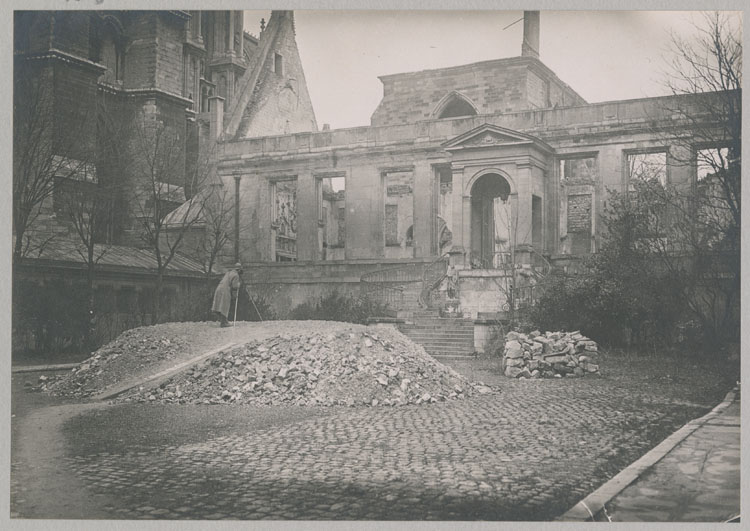 La cour d'honneur et la salle du Tau avec opérateur de la SPA ; À gauche, le chevet de la cathédrale