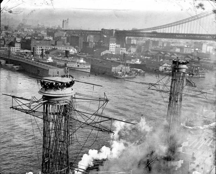 L’USS Arizona (BB-39), cuirassé de la Marine américaine, vu du pont de Brooklyn, et l’East River