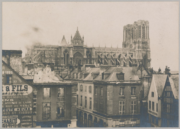 Façade nord depuis la place Royale pendant les bombardements : explosion d'obus sur le chevet