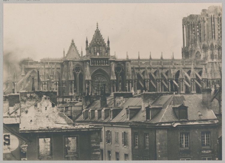 Façade nord depuis la place Royale pendant les bombardements : explosion d'obus sur le chevet