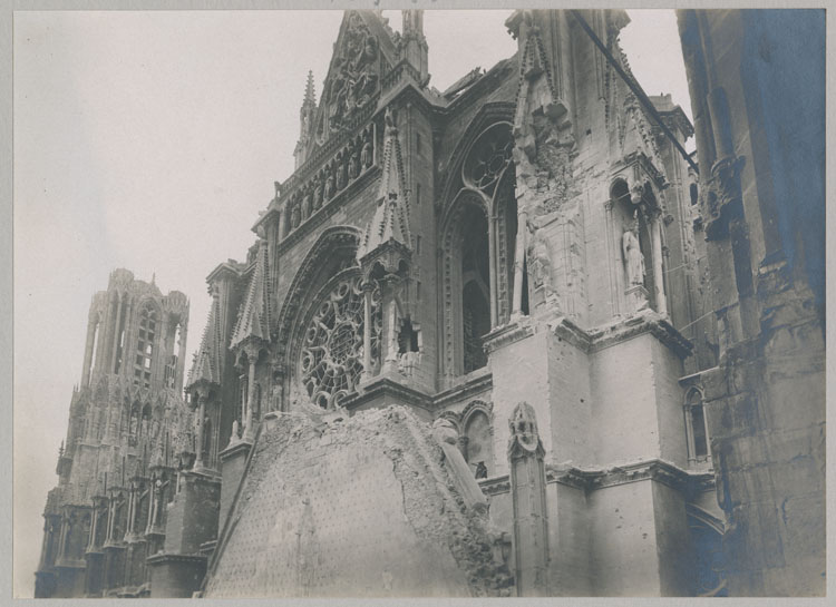 Croisillon sud du transept détérioré par les bombardements ; Niches vides des statues de l'Église et de la Synagogue ; Au premier plan, le pignon nord de la salle du Tau