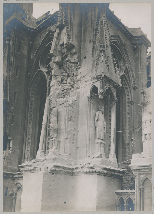 Transept, contrefort sud-est et croisillon sud : statues de rois détériorées par les bombardements