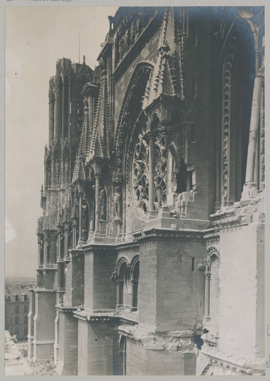 Croisillon sud du transept détérioré par les bombardements : niche vide de la statue de la Synagogue et trou d'obus