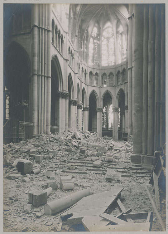 Intérieur : le choeur après les bombardements, vu du croisillon sud du transept ; Le maître-autel sous les débris de la voûte