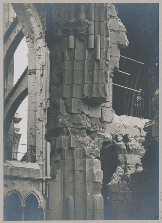 Intérieur : le pilier sud-est de la croisée du transept détérioré par les bombardements ; La dislocation des maçonneries depuis les fenêtres hautes du croisillon sud