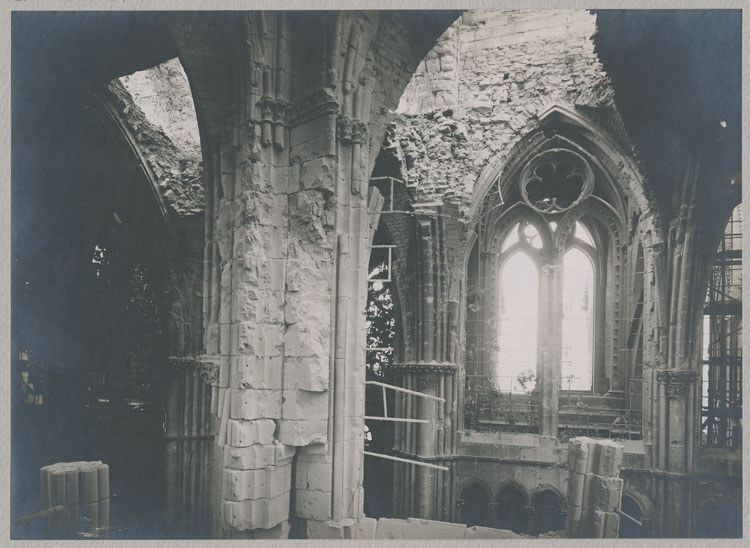 Intérieur : le pilier sud-est de la croisée du transept détérioré par les bombardements, depuis la galerie sud du chevet