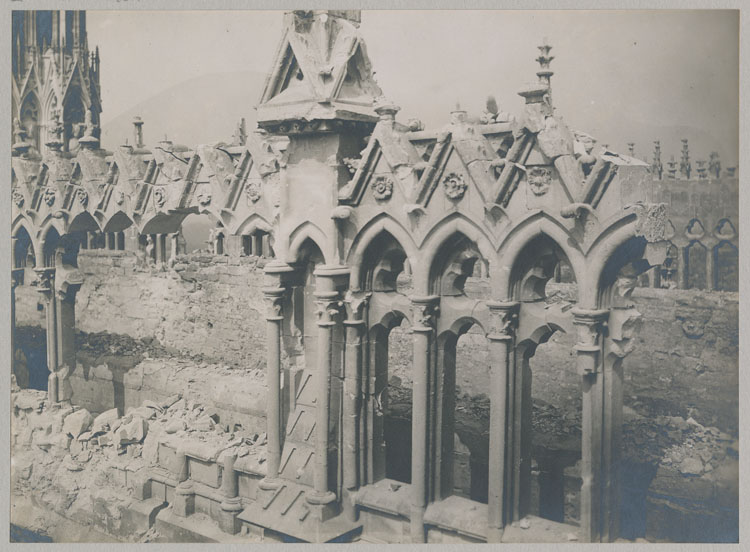 Façade sud : galerie de couronnement du chevet détériorée par les bombardements