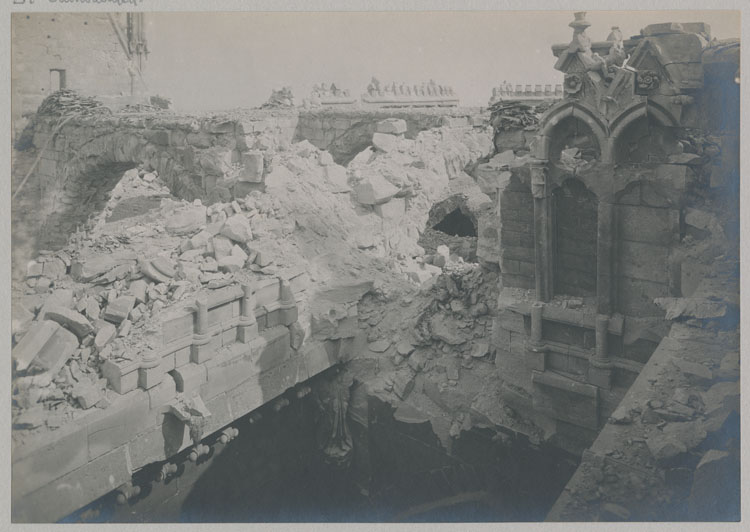 Voûte crevée par les bombardements et galerie de couronnement détériorée, à l'angle de la nef et du croisillon sud du transept