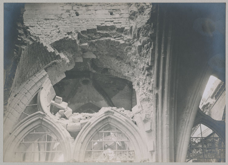 Intérieur : l'oculus et une verrière du croisillon sud du transept, côté ouest, crevés par les bombardements