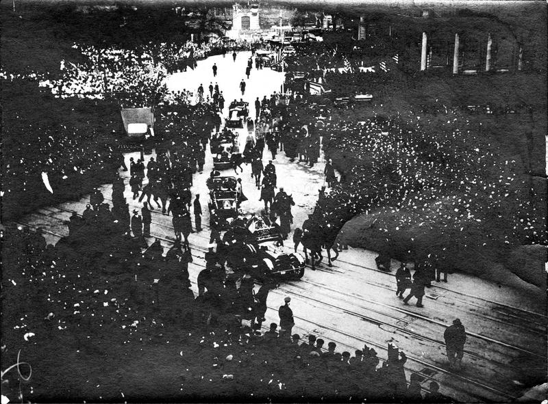 La Mission française quitte l'hôtel de Ville pour se rendre à la résidence de Henry Clay Frick
