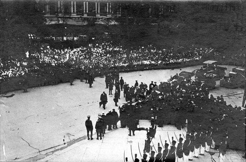 Arrivée de la Mission française à l'hôtel de Ville de New York. La foule se presse pour apercevoir le maréchal Foch