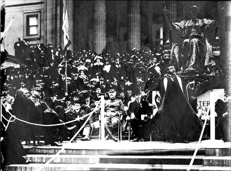 La Mission française à New York. René Viviani, le maréchal Joffre, et Nicholas Murray Butler, président de l'université de Columbia, faisant un discours