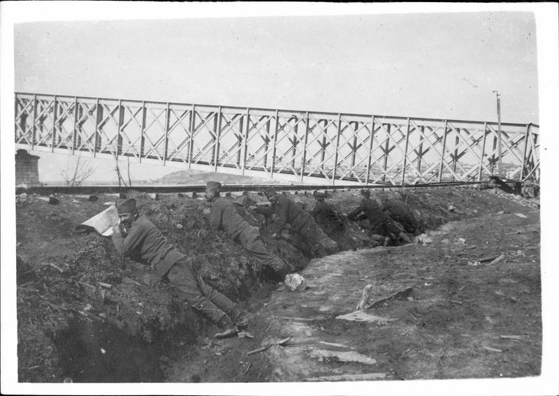 Sur le front. En Serbie, à Belgrade, sur les bords de la Save, guetteurs serbes observant l'ennemi. Sur leur droite, le pont de Semlin qu'ils ont coupé en trois endroits