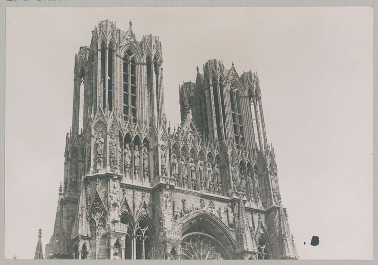 La façade ouest et les tours, depuis le nord de la place du Parvis