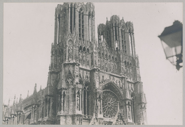 La façade ouest et les tours, depuis le nord de la place du Parvis