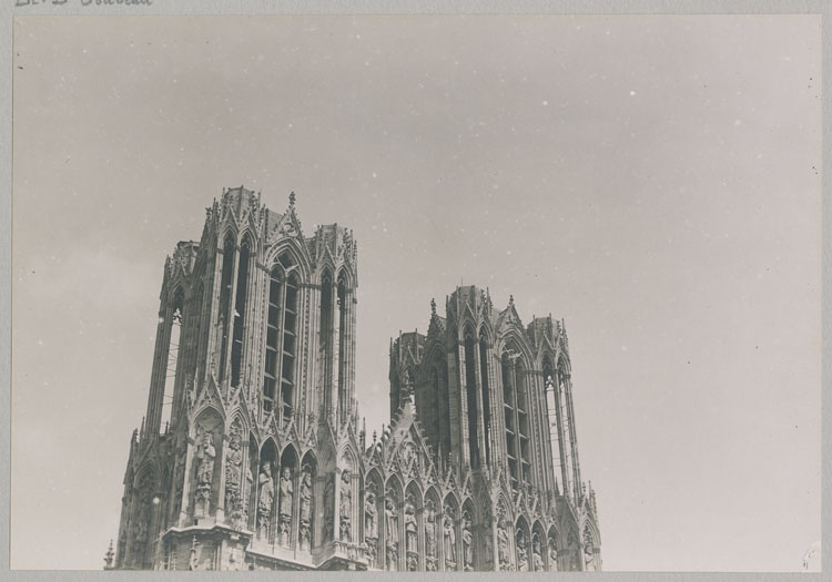 La façade ouest et les tours, depuis le nord de la place du Parvis