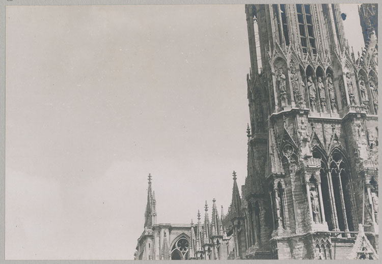 La tour nord, depuis le nord de la place du Parvis