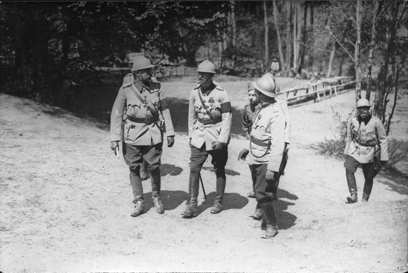 Le roi de Roumanie, le prince Carol et le prince Nicolas, en visite sur le front