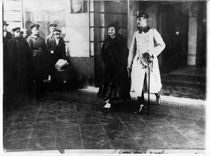 Visite du duc et de la duchesse von Braunschweig à Berlin. Ils quittent l'hôtel Adlon où ils sont logés