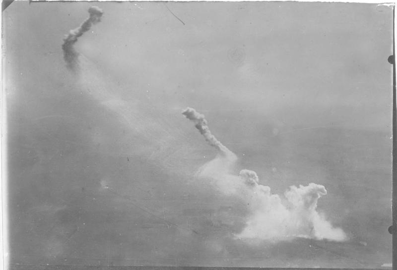 Photographie prise par un aviateur allemand lors d'une attaque aérienne anglaise. Bombes phosphorescentes sur un camp d'aviation