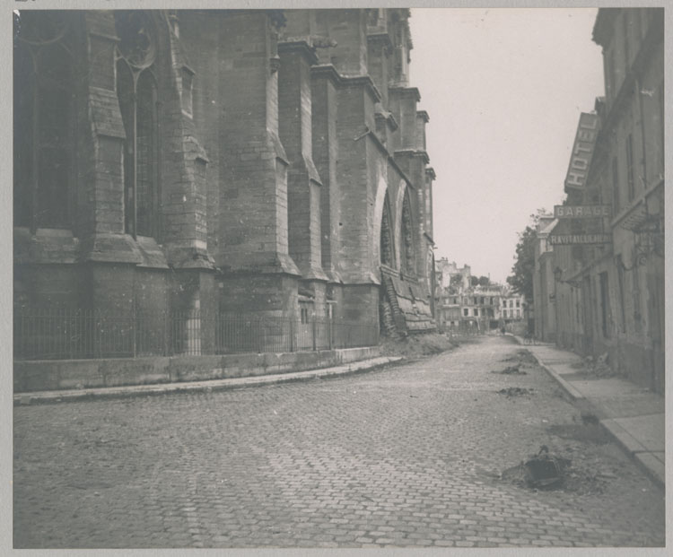 Façade nord, le croisillon nord du transept et la rue Robert-de-Coucy, depuis la rue du Cloître