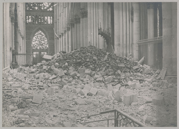 Intérieur : le maître-autel du choeur sous les débris de la voûte