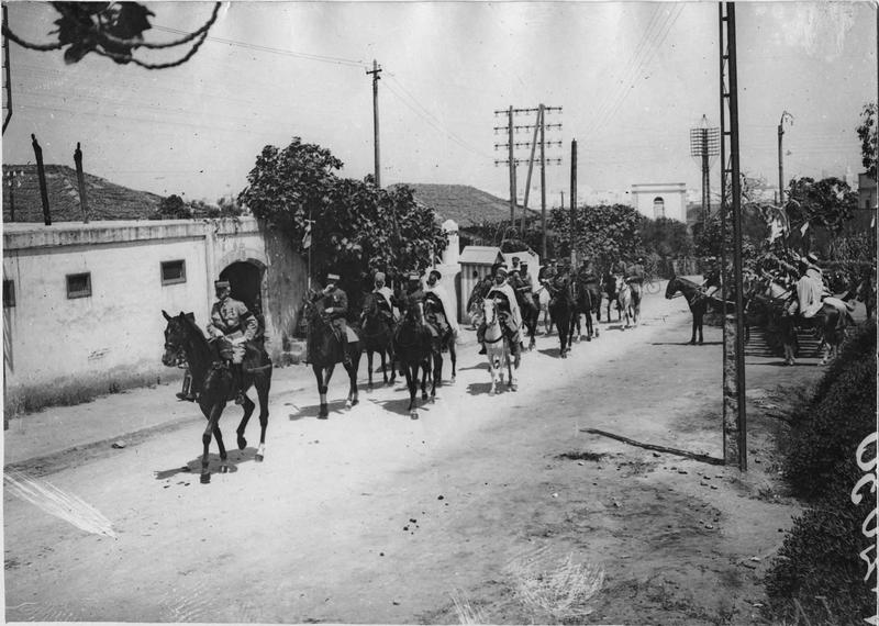 Visite du général Lyautey au sultan du Maroc, départ du général pour le palais du sultan