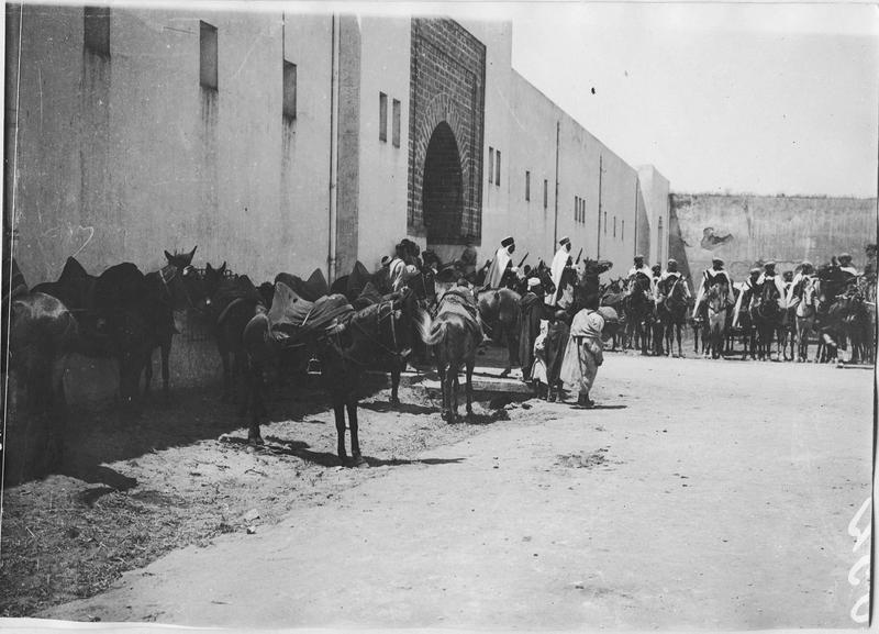 Visite du général Lyautey au sultan du Maroc, entrée du palais du sultan