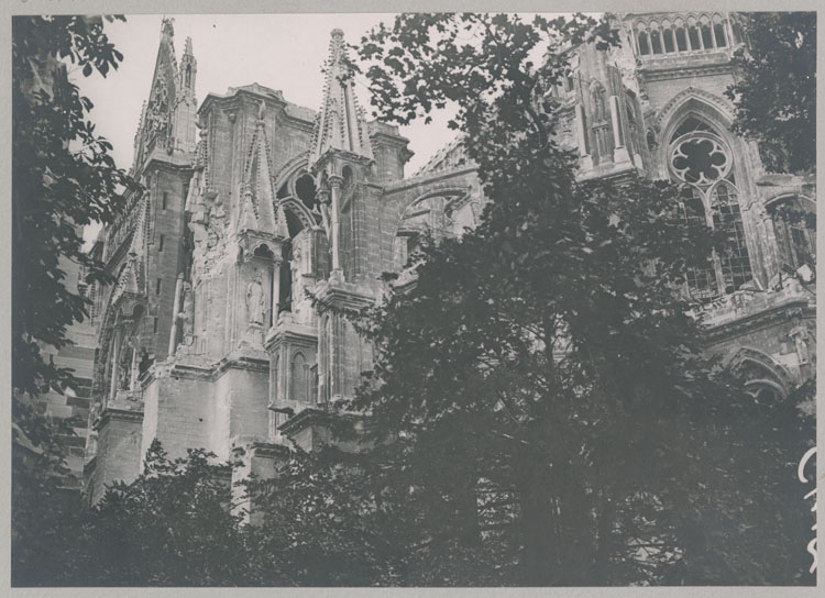 Le chevet et le croisillon sud du transept, depuis la rue du Cloître