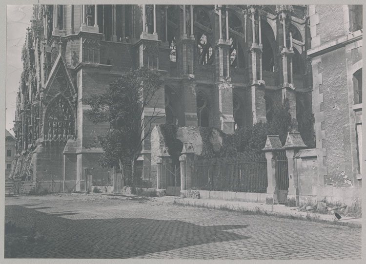 Façade sud, côté ouest, depuis la rue des Tournelles ; À droite, l'entrée du palais archiépiscopal