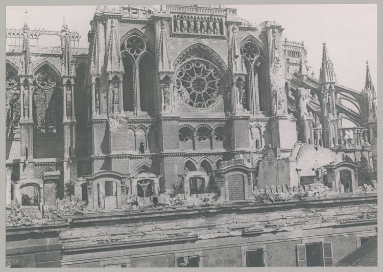 Croisillon sud du transept détérioré par les bombardements, depuis le toit d'une maison de la rue d'Anjou ; Au premier plan, l'aile sud du palais archiépiscopal