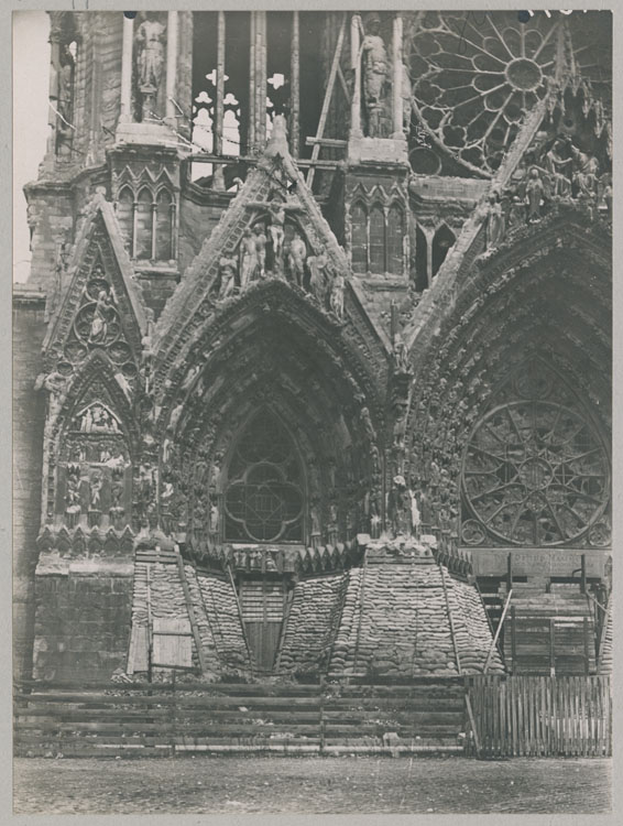 Façade ouest : porches nord et central ; Protection des ébrasements par des sacs de terre