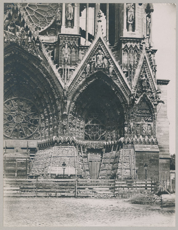 Façade ouest : porches central et sud ; Protection des ébrasements par des sacs de terre