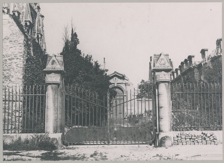 Entrée du palais archiépiscopal, place du Parvis ; À l'arrière-plan, le porche de la cour d'honneur et l'aile sud après l'incendie