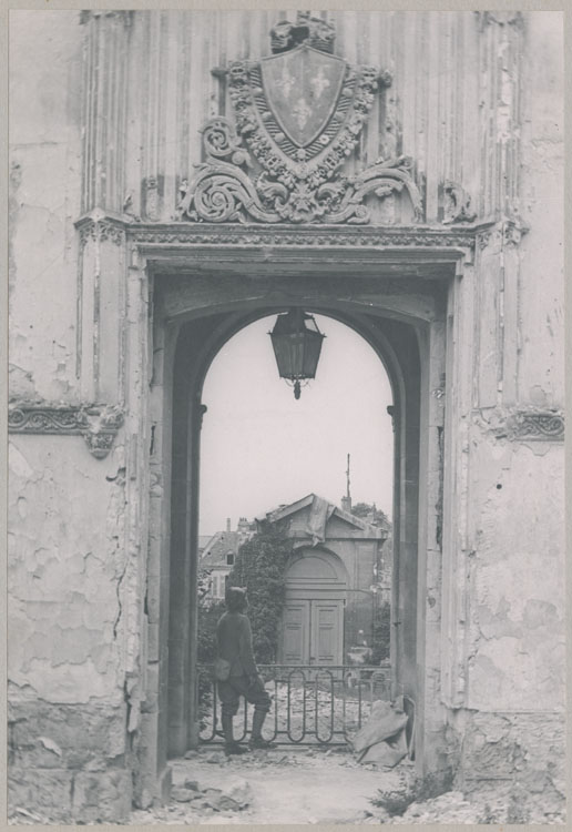 Façade ouest de la salle du Tau, détruite par les bombardements ; À arrière-plan, le porche d'entrée côté cour d'honneur