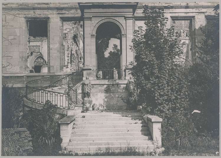 La salle du Tau et son escalier après les bombardements, pris depuis la cour d'honneur