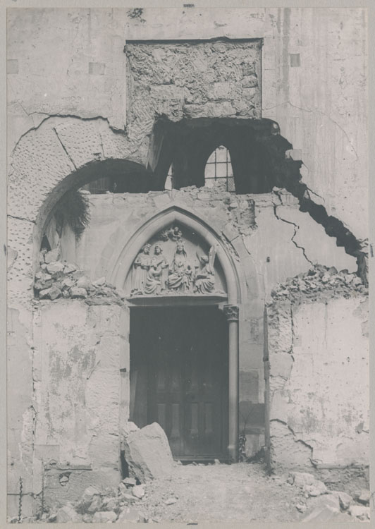 Porte d'entrée de la chapelle archiépiscopale depuis la salle du Tau, après les bombardements