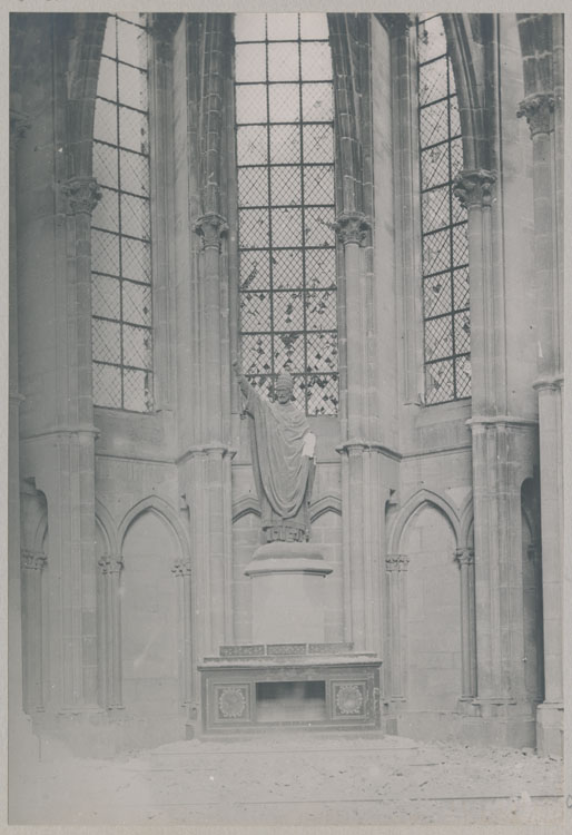 Chevet de la chapelle archiépiscopale : autel et statue de cardinal